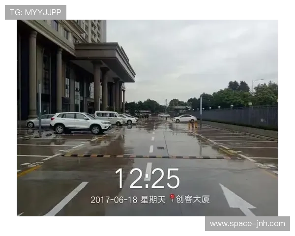 场边广告牌故障中断比赛，技术人员紧急维修