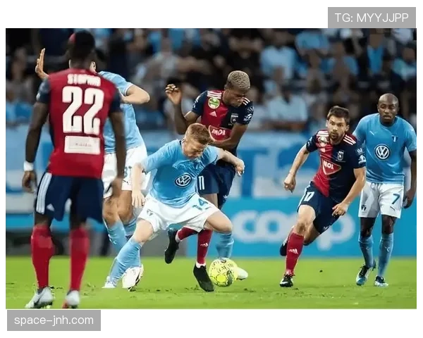 实时：格拉纳达对阵皇家社会，比赛因球迷向场内投掷杂物中断十分钟